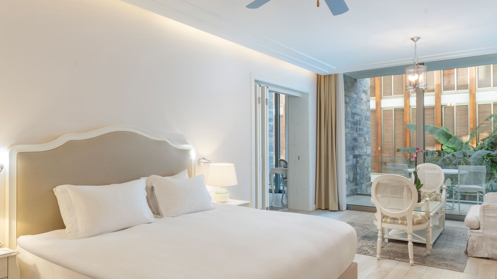 rooms-exclusive-suite-with-living-room