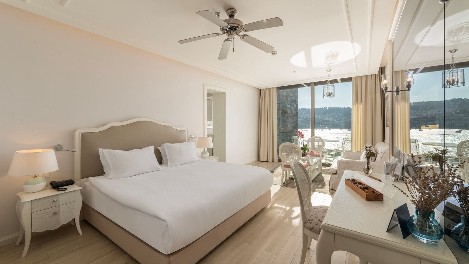 rooms-exclusive-suite-with-living-room-sea-view