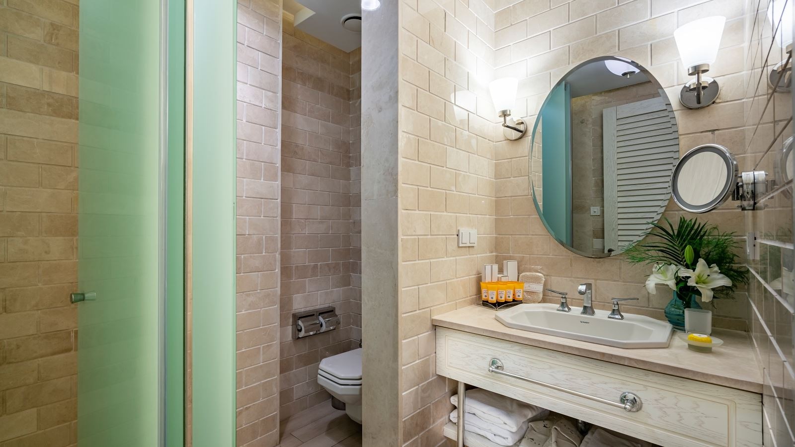 rooms-exclusive-suite-with-living-room-sea-view