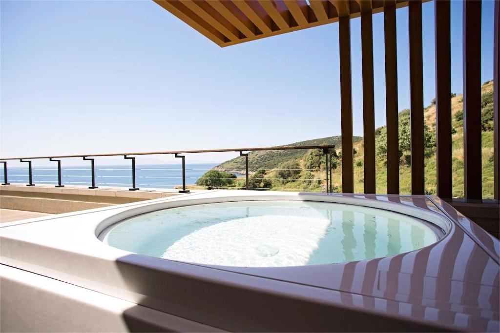 rooms-deluxe-hot-tub-room-sea-view-balcony
