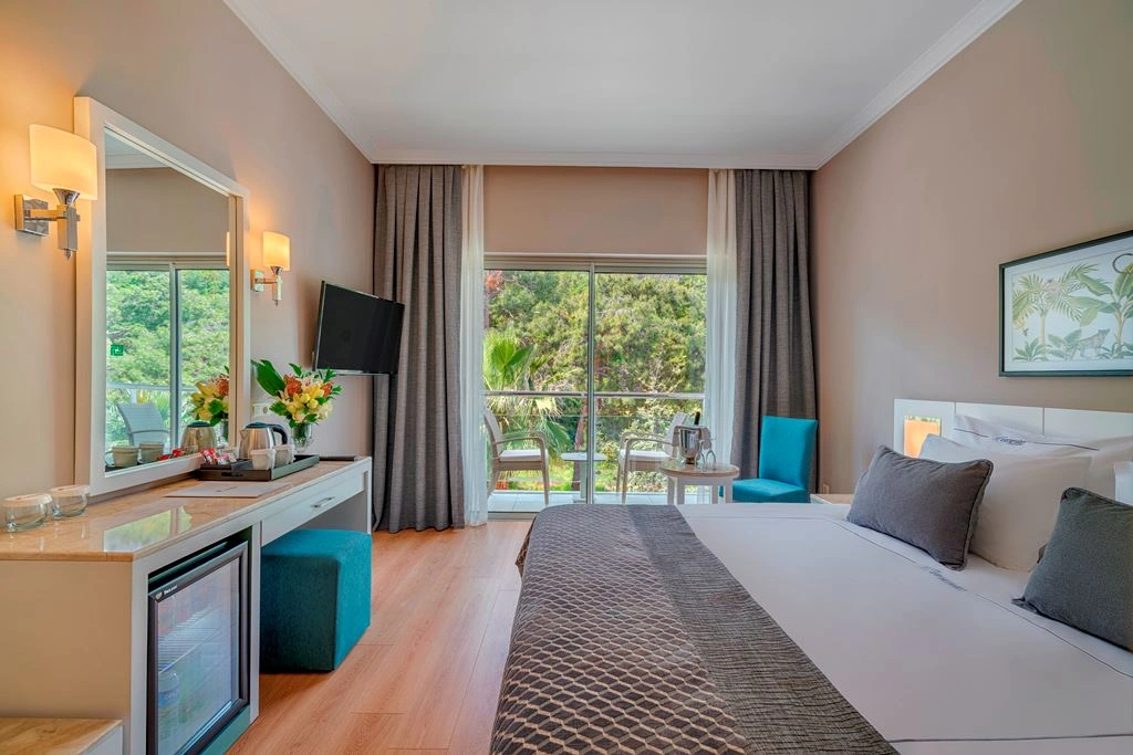 rooms-standard-land-view-room