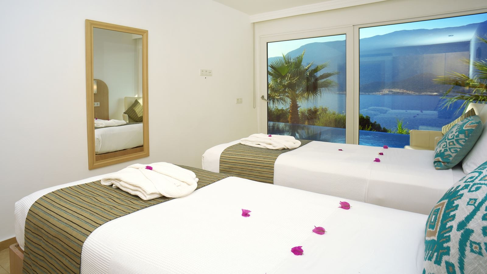 rooms-the-pool-house