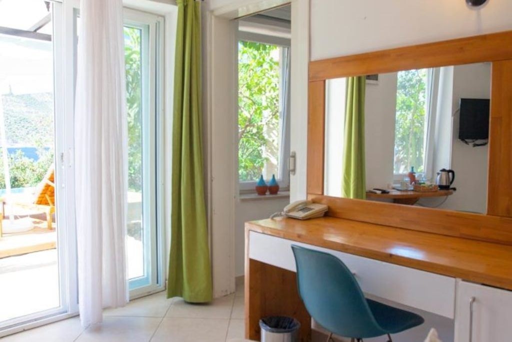 rooms-deluxe-pool-suite