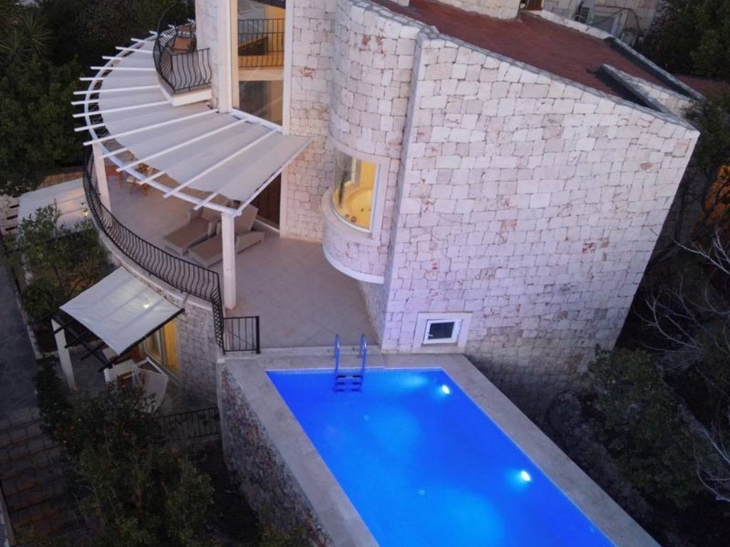 rooms-waterfront-pool-villa