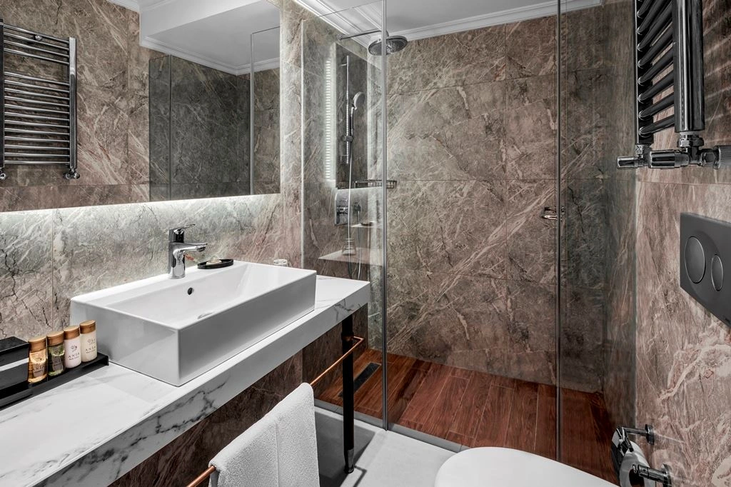 rooms-standard-no-view-double-room-queen-bed