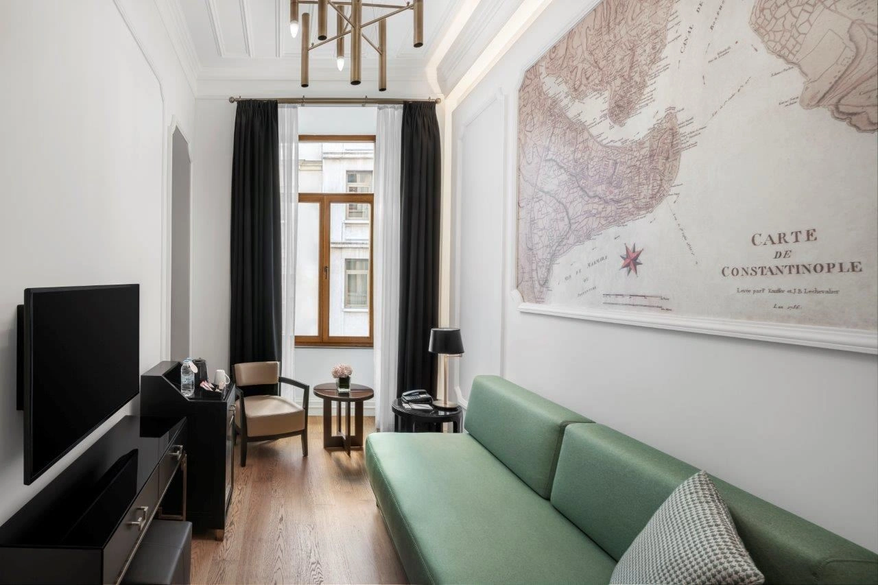 rooms-connected-family-suite-queen-bed-+-sofa