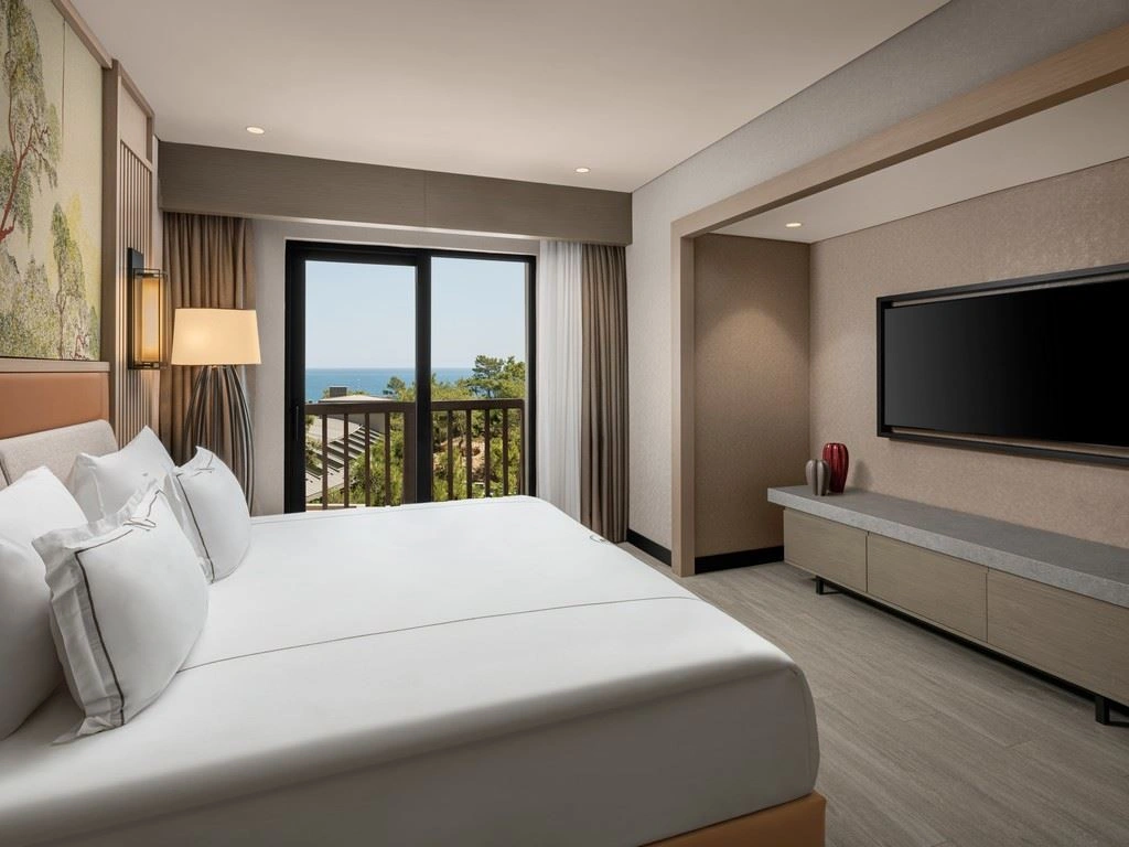 rooms-queen-suite-unique-sea-view