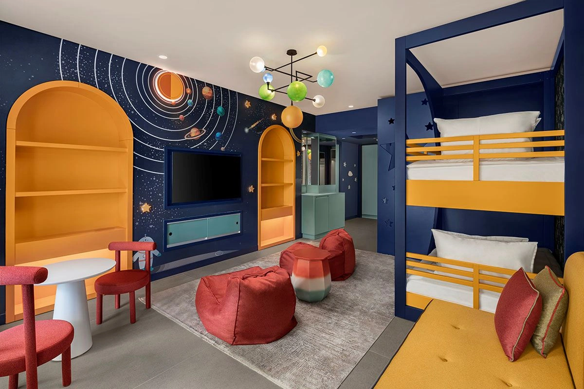 rooms-theme-deluxe-family-room-forest-view