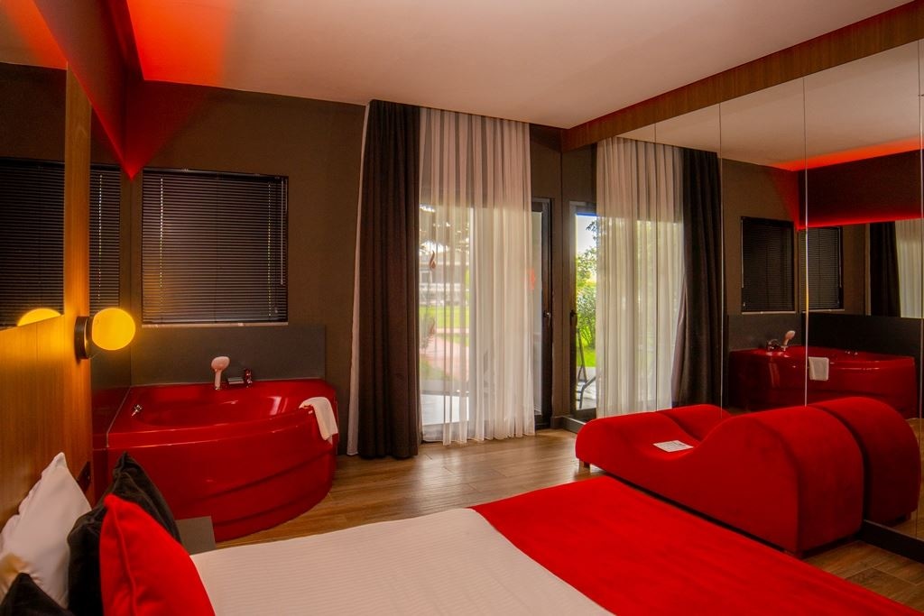 rooms-red-room