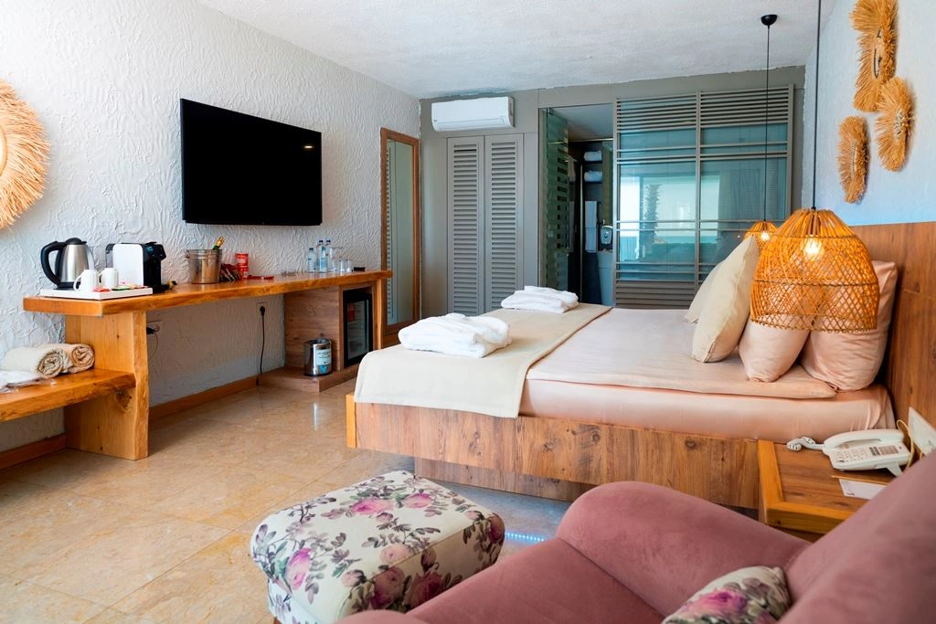 rooms-romantic-with-private-pool