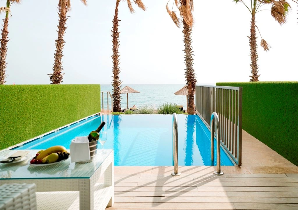 rooms-romantic-with-private-pool