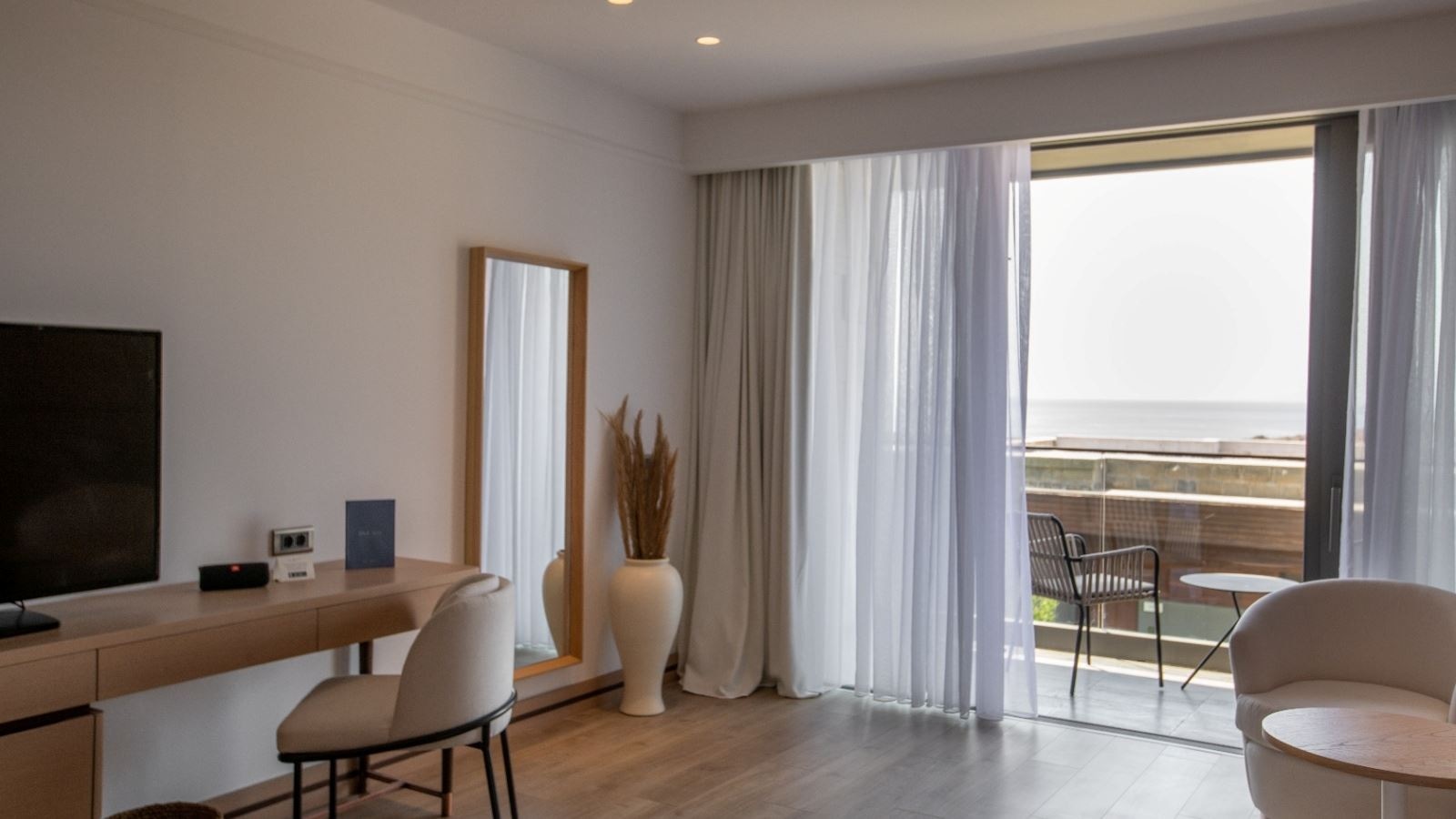 rooms-deluxe-partial-sea-view