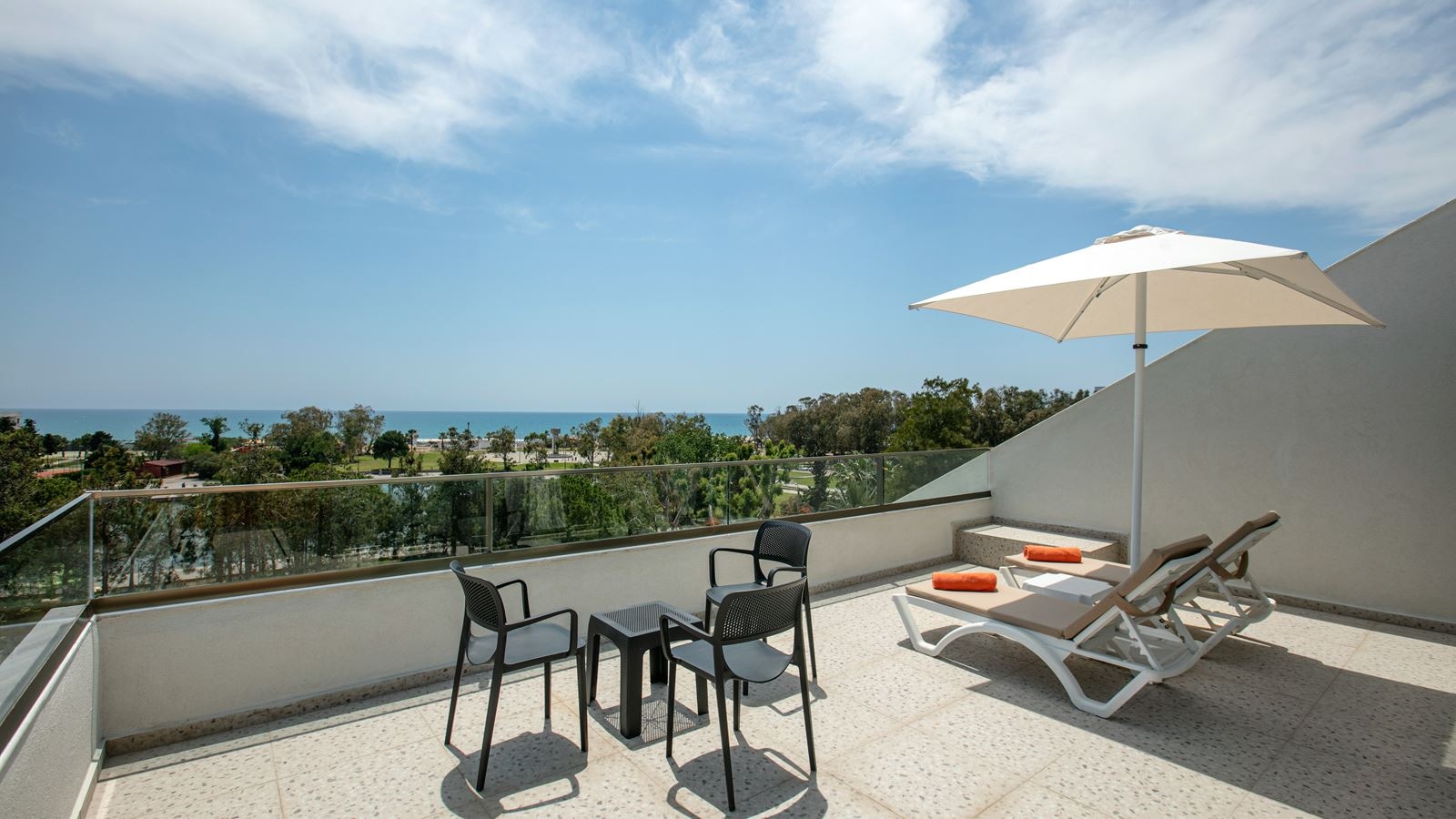 rooms-terrace-family-room