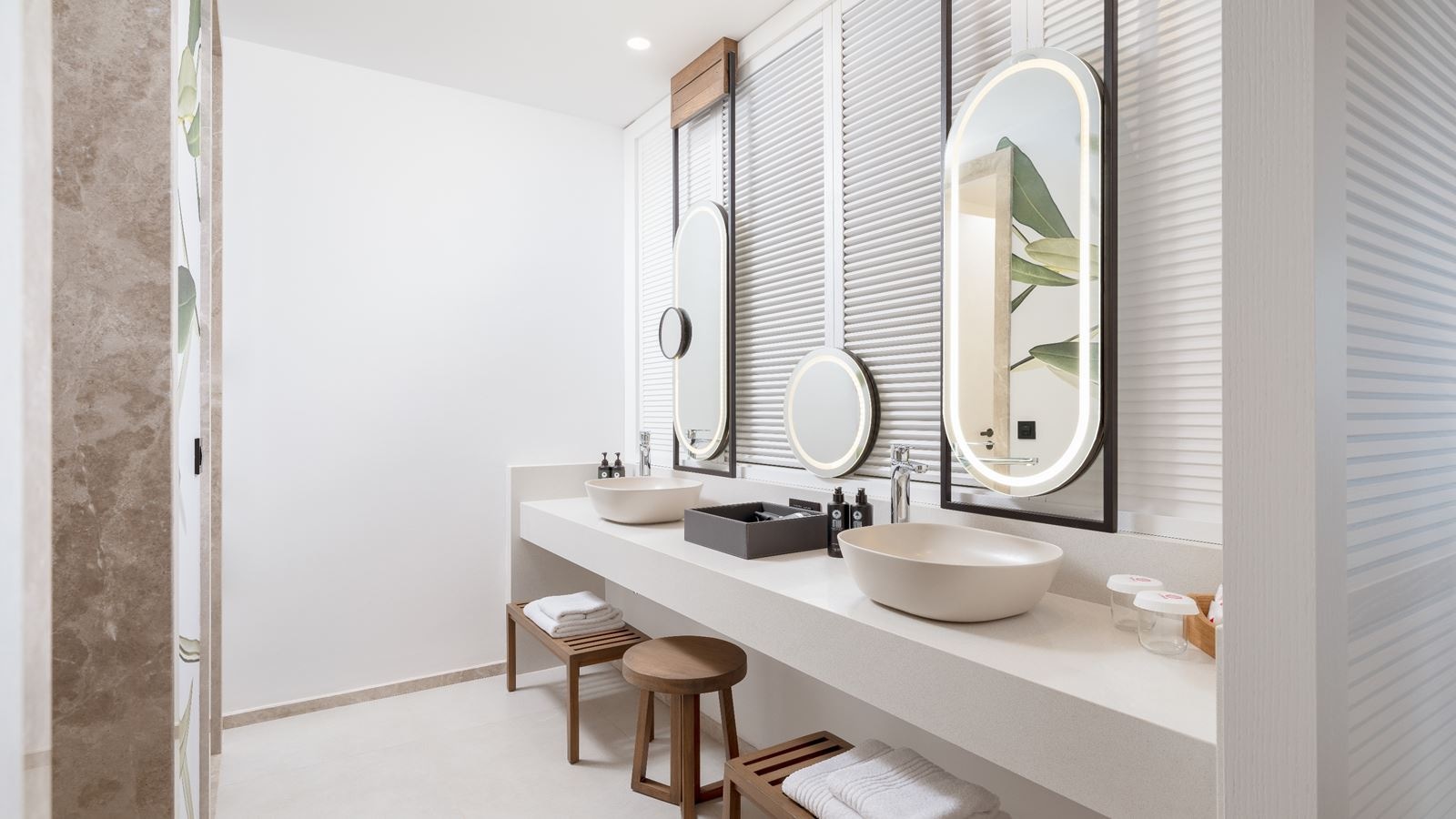 rooms-deluxe-double-4-room-sea-view--community-zone-