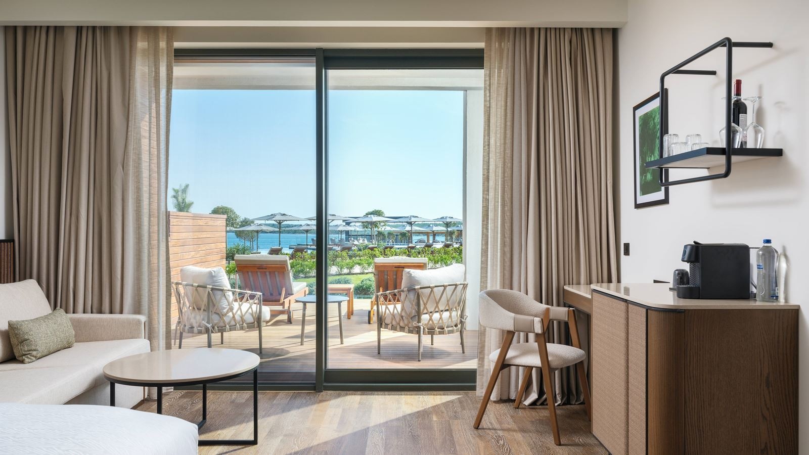 rooms-deluxe-swimup-room-sea-view--community-zone-