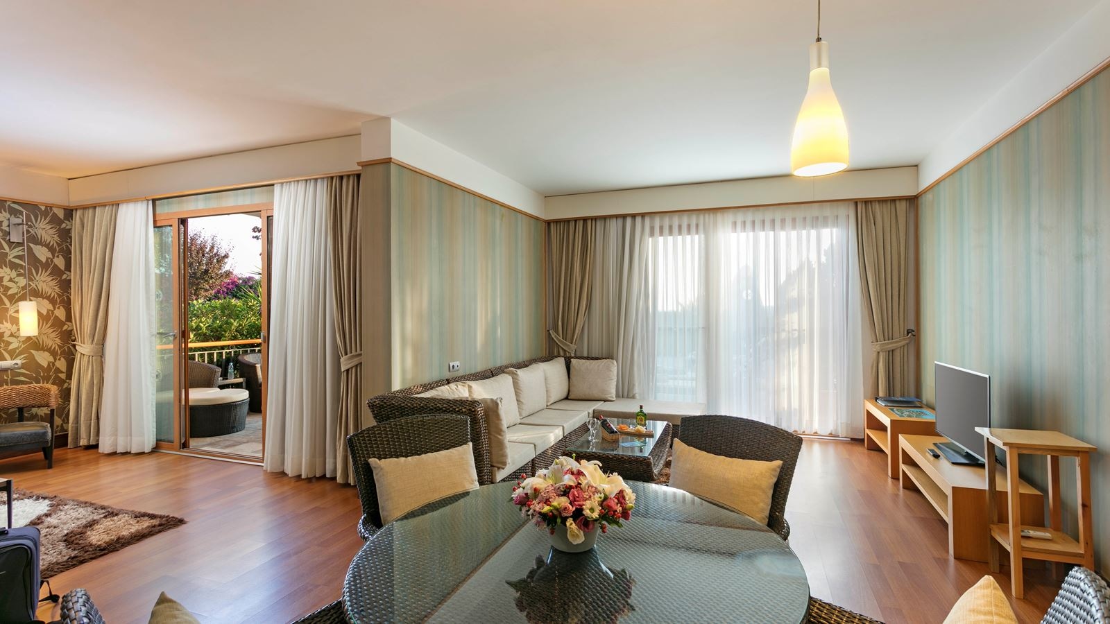 rooms-superior-suite-swimup