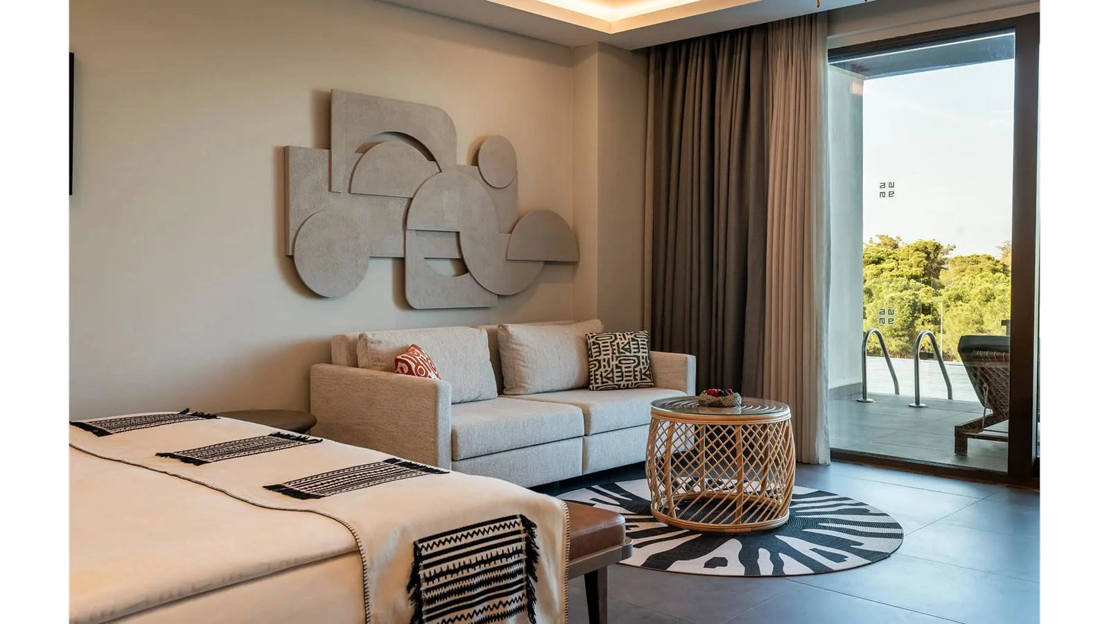 rooms-superior-jacuzzi-swim-up-forest-view