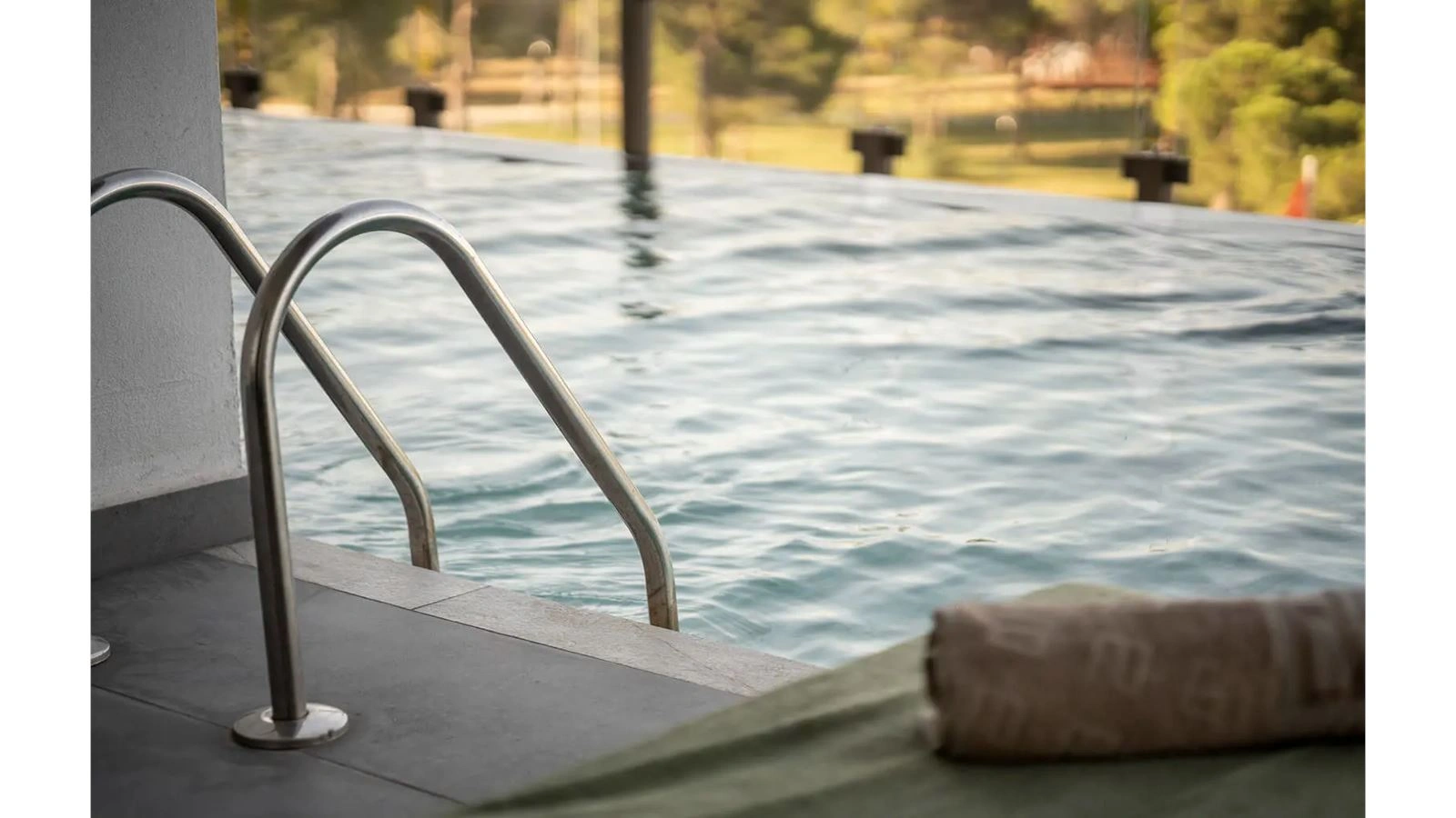 rooms-superior-jacuzzi-swim-up-forest-view