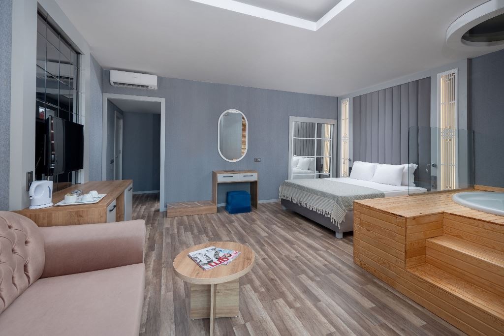 rooms-junior-suite-seapool-view--jacuzzi