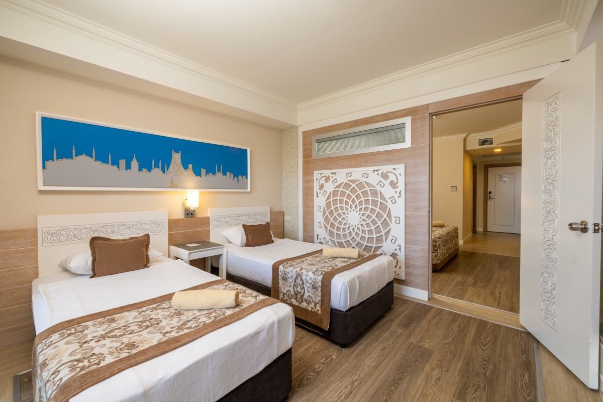 rooms-family-room-side-sea-view