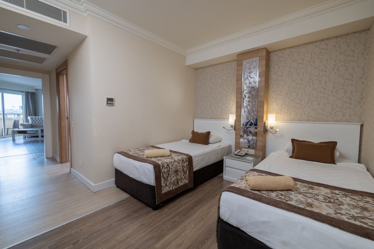 rooms-family-room-land-view