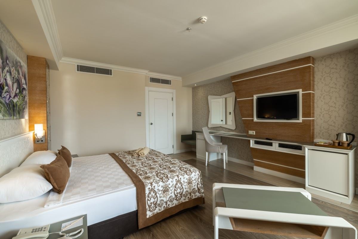 rooms-family-room-land-view