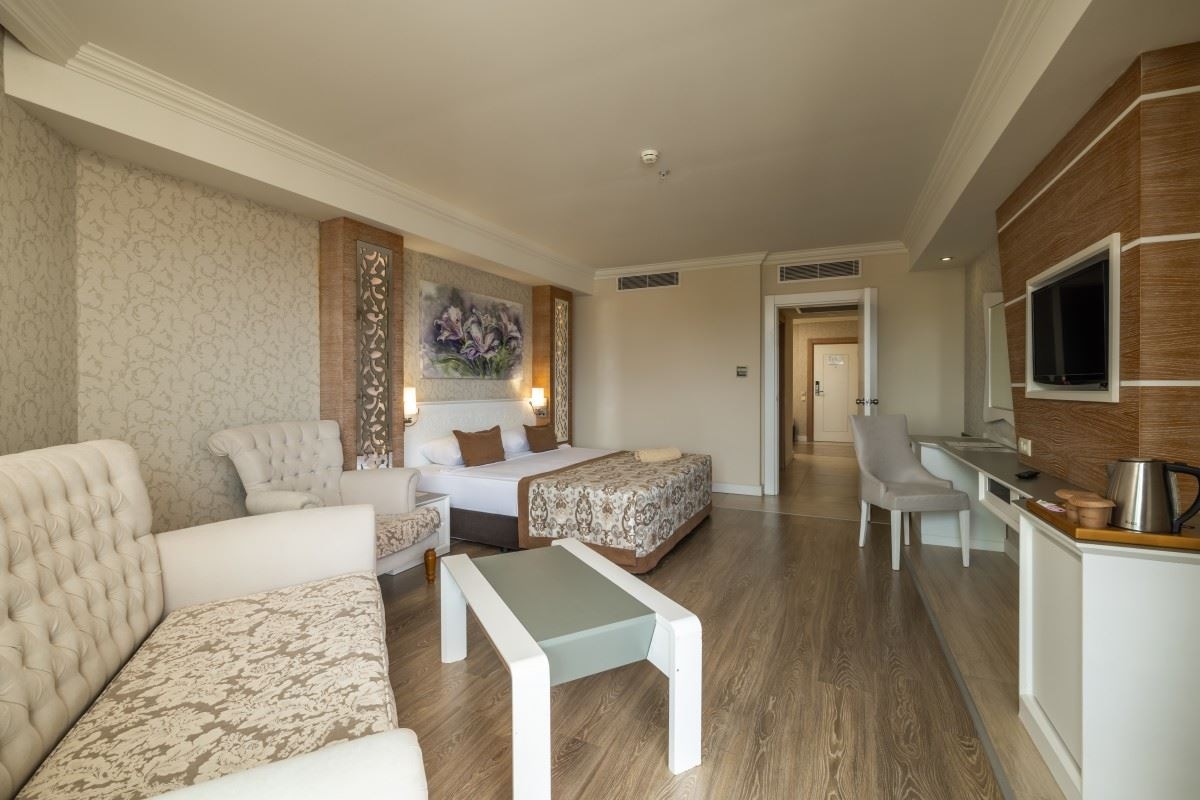 rooms-family-room-land-view