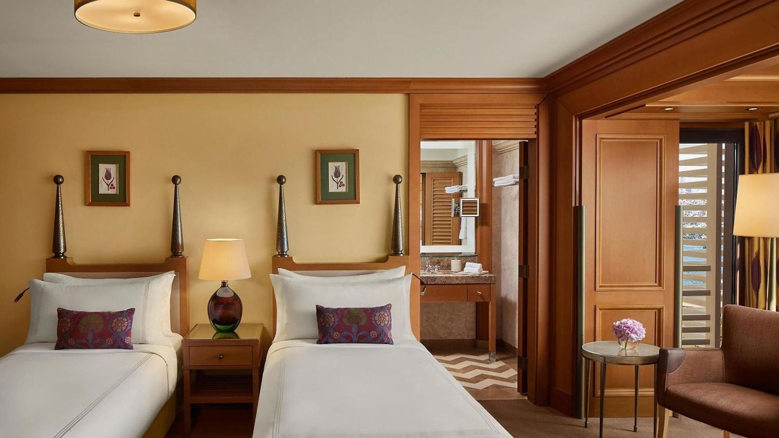 rooms-deluxe-room-city-view