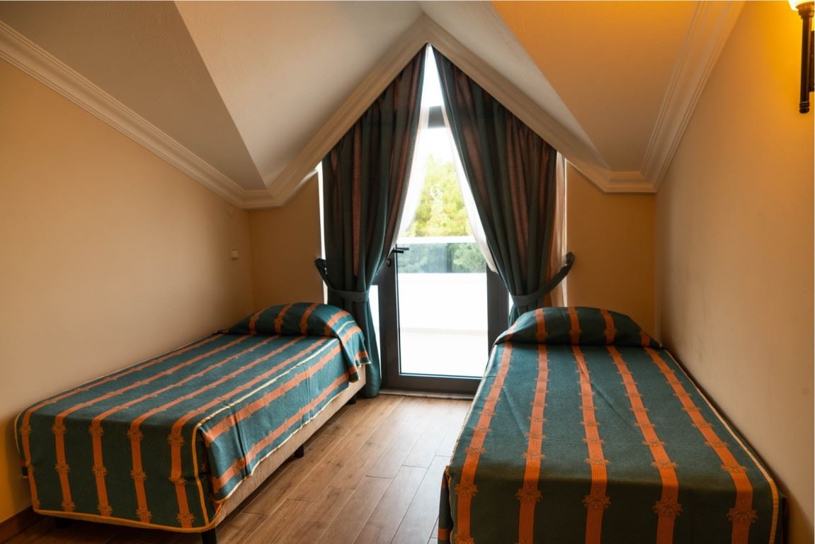 rooms-club-family-room