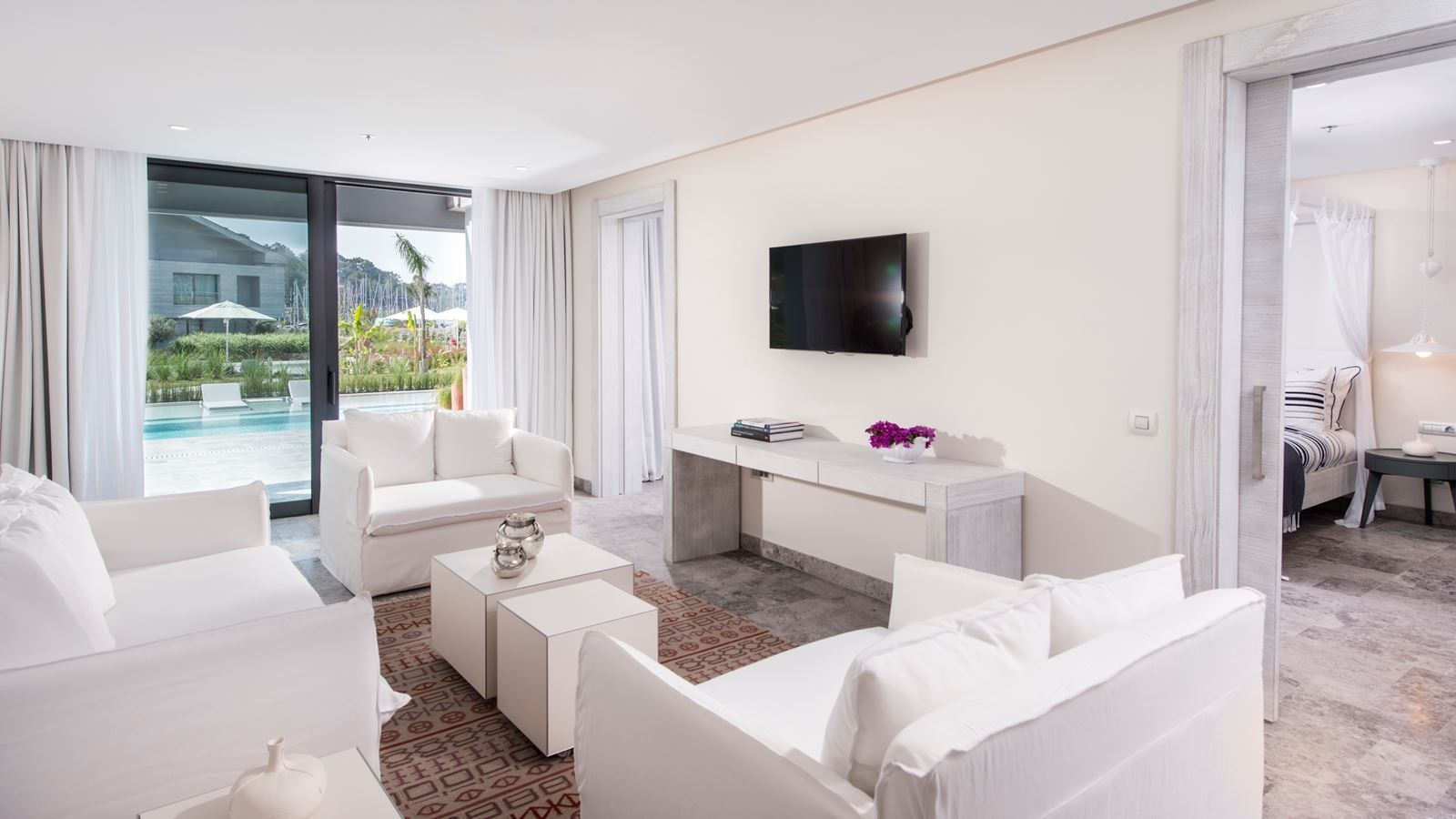 rooms-premier-suite-direct-pool-access