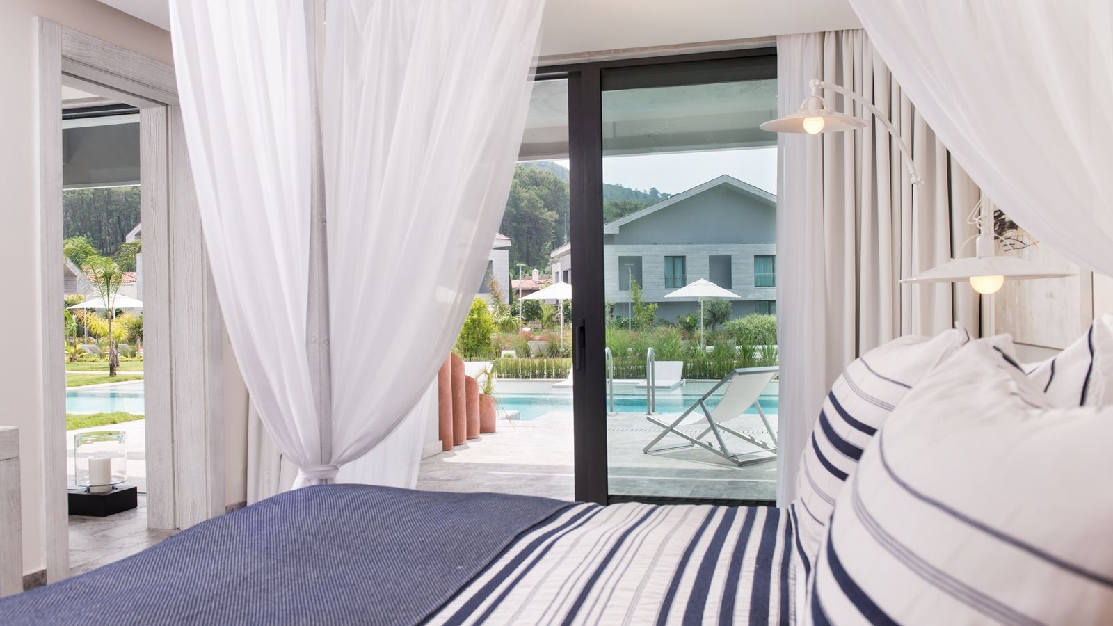 rooms-premier-suite-direct-pool-access