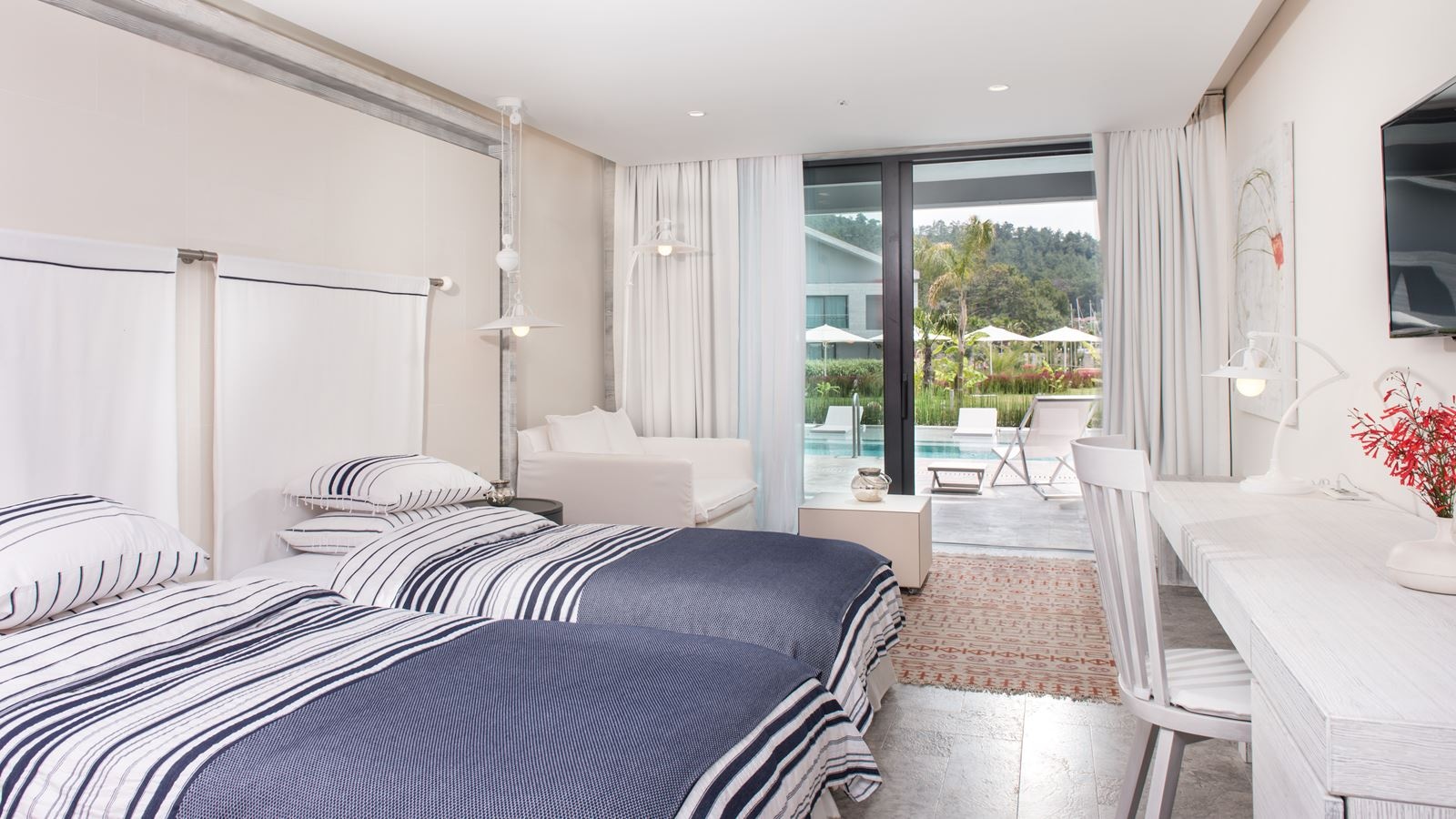 rooms-deluxe-room-pool-access