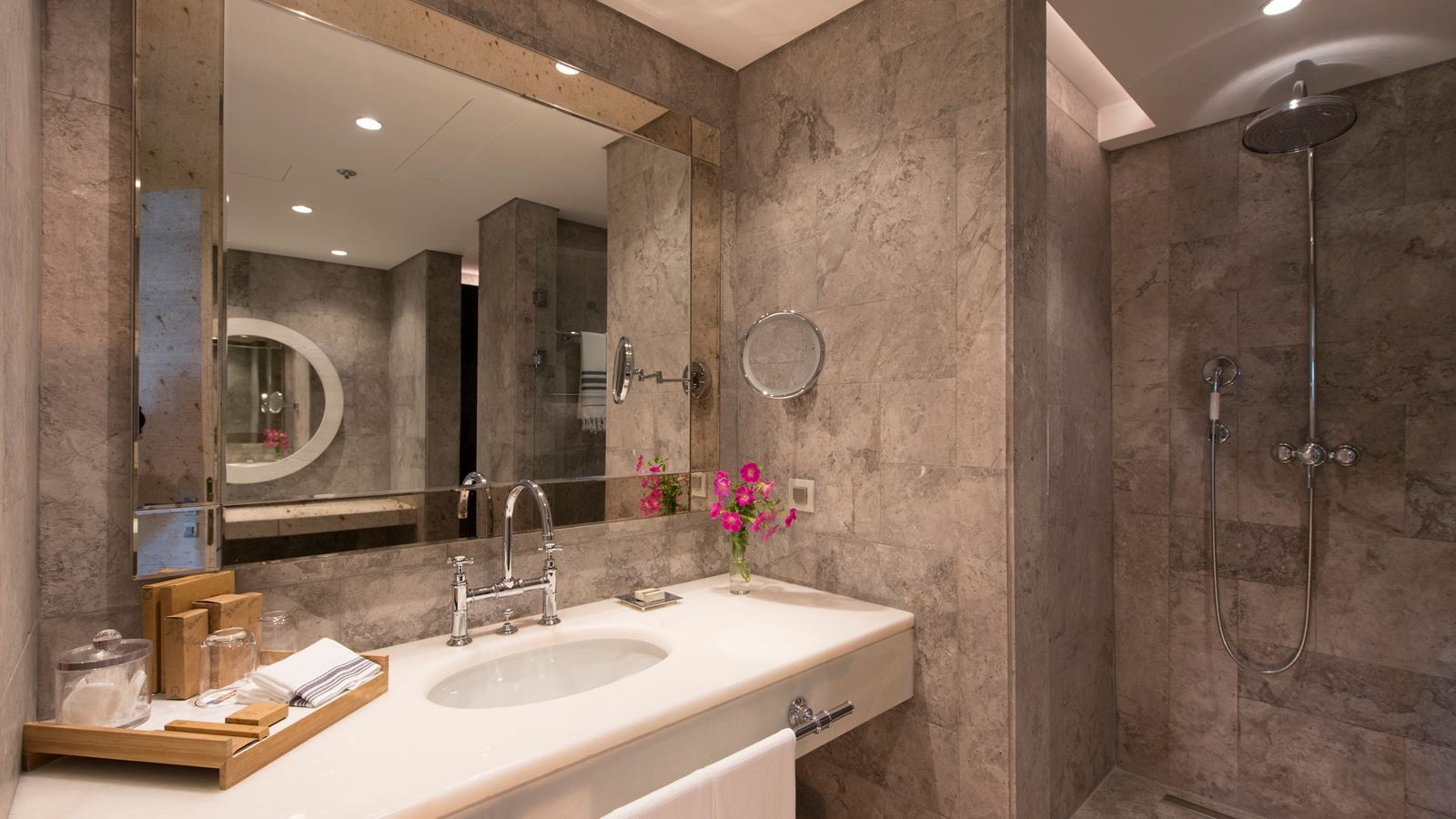 rooms-premier-suite-direct-pool-access