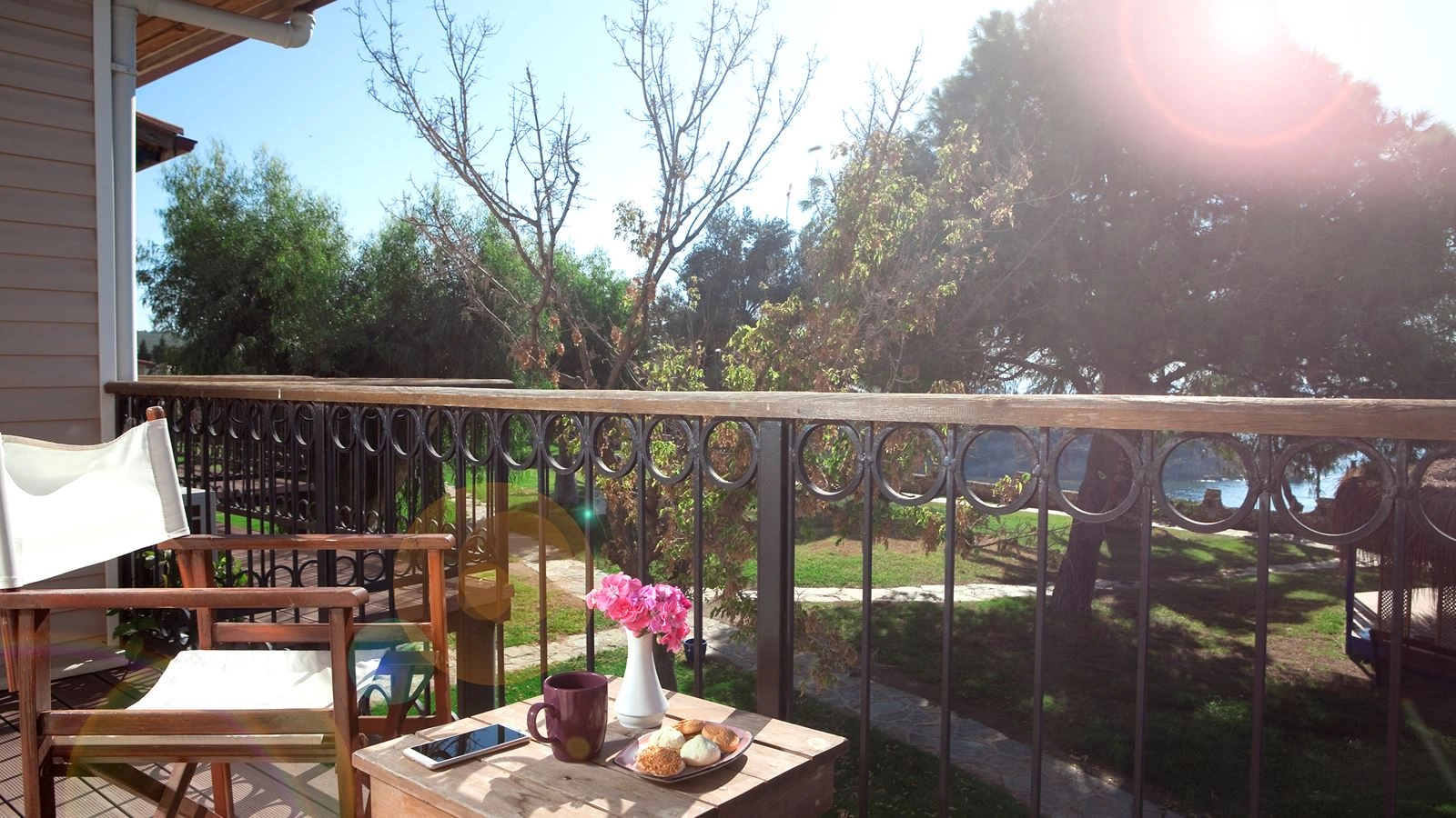 rooms-family-room-land-view