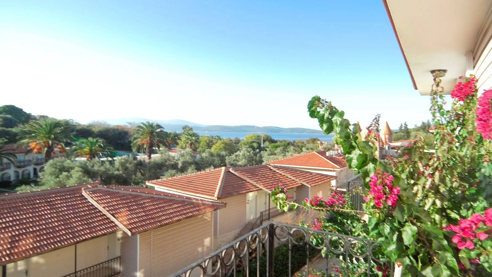 rooms-family-room-side-sea-view