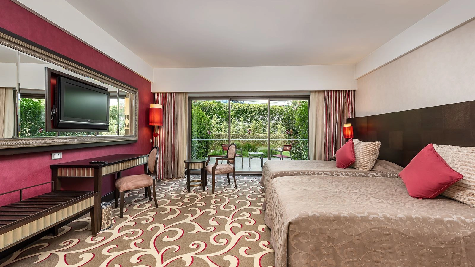 rooms-garden-family-room