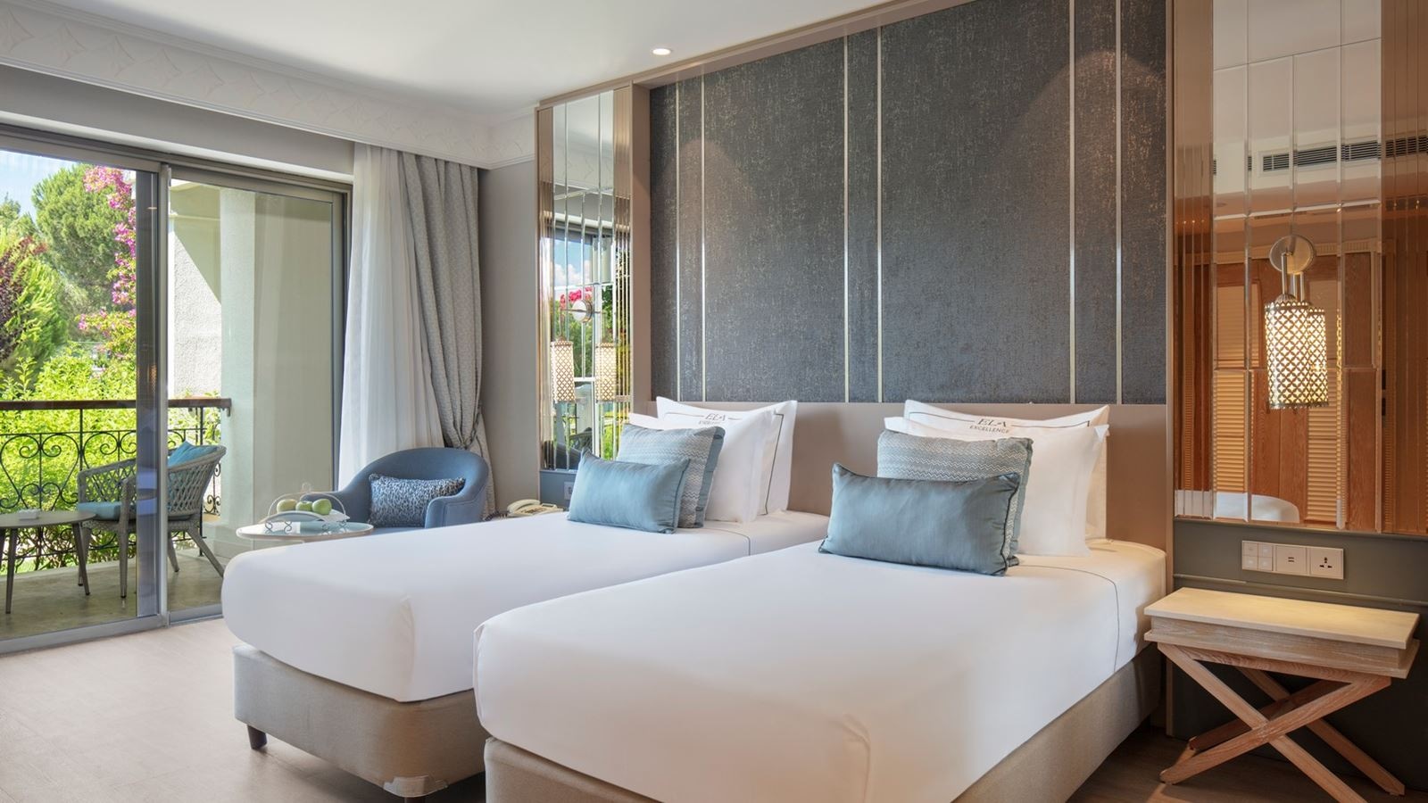 rooms-lake-house-suite-swimup