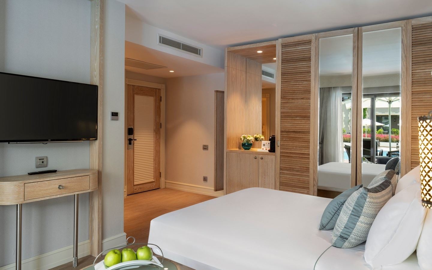 rooms-lake-house-suite-swimup