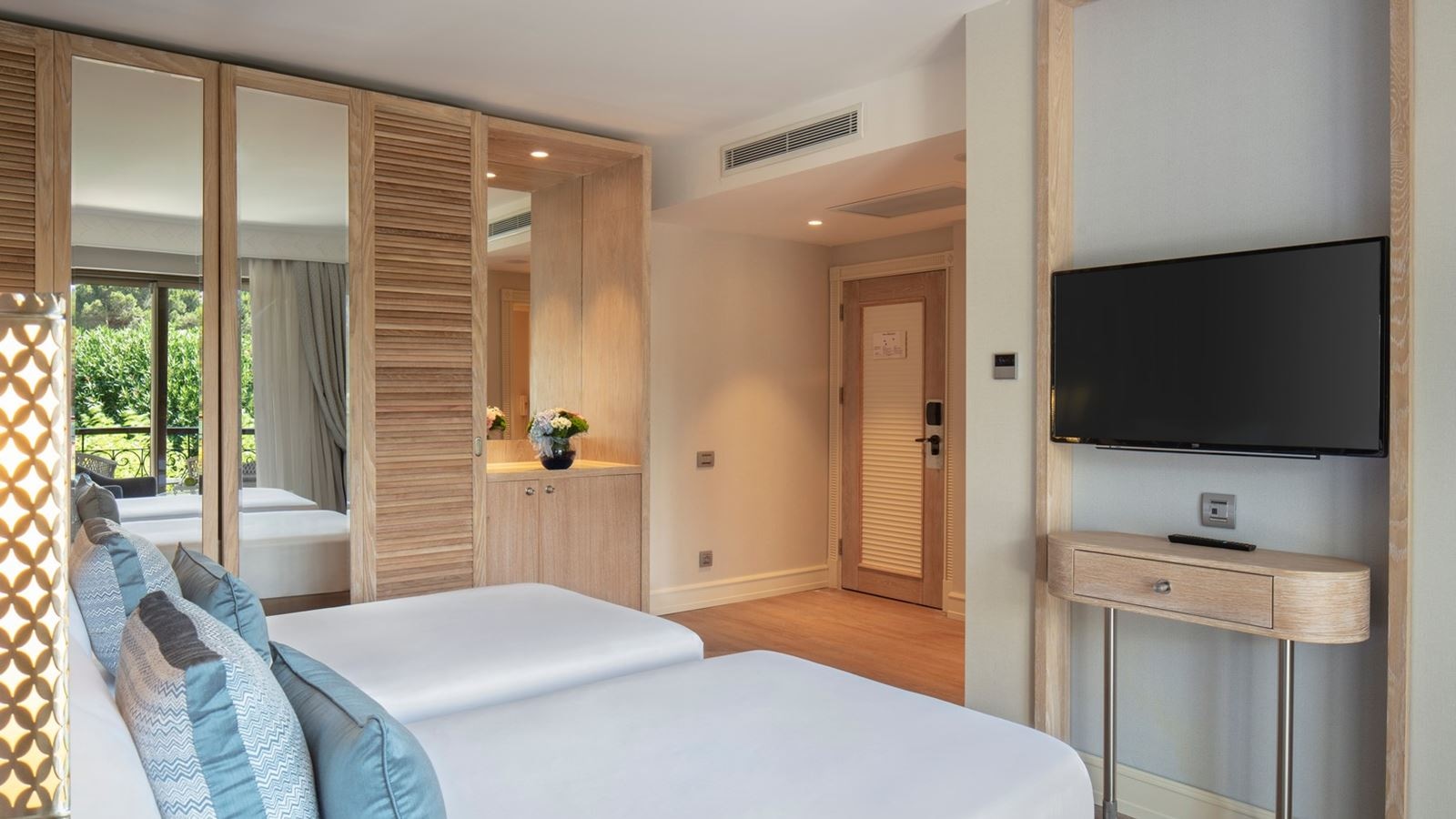 rooms-lake-house-suite-swimup