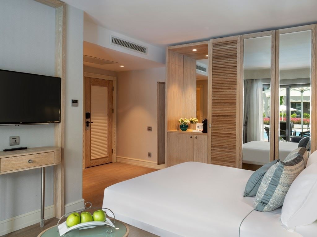 rooms-lake-house-superior-swimup