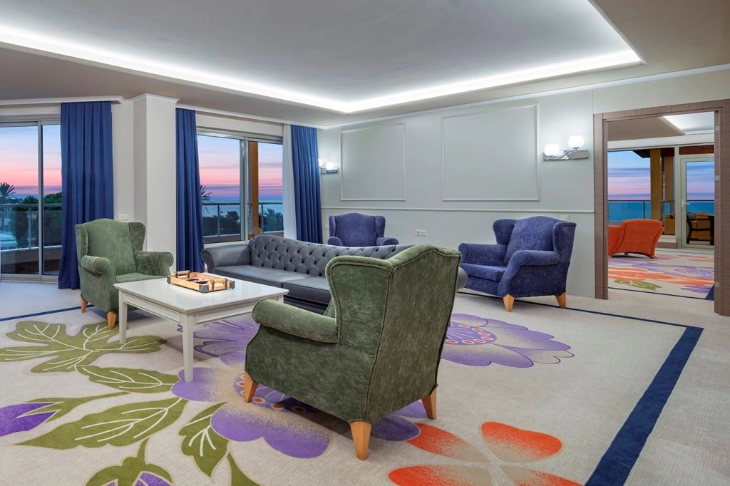 rooms-deluxe-suite-room