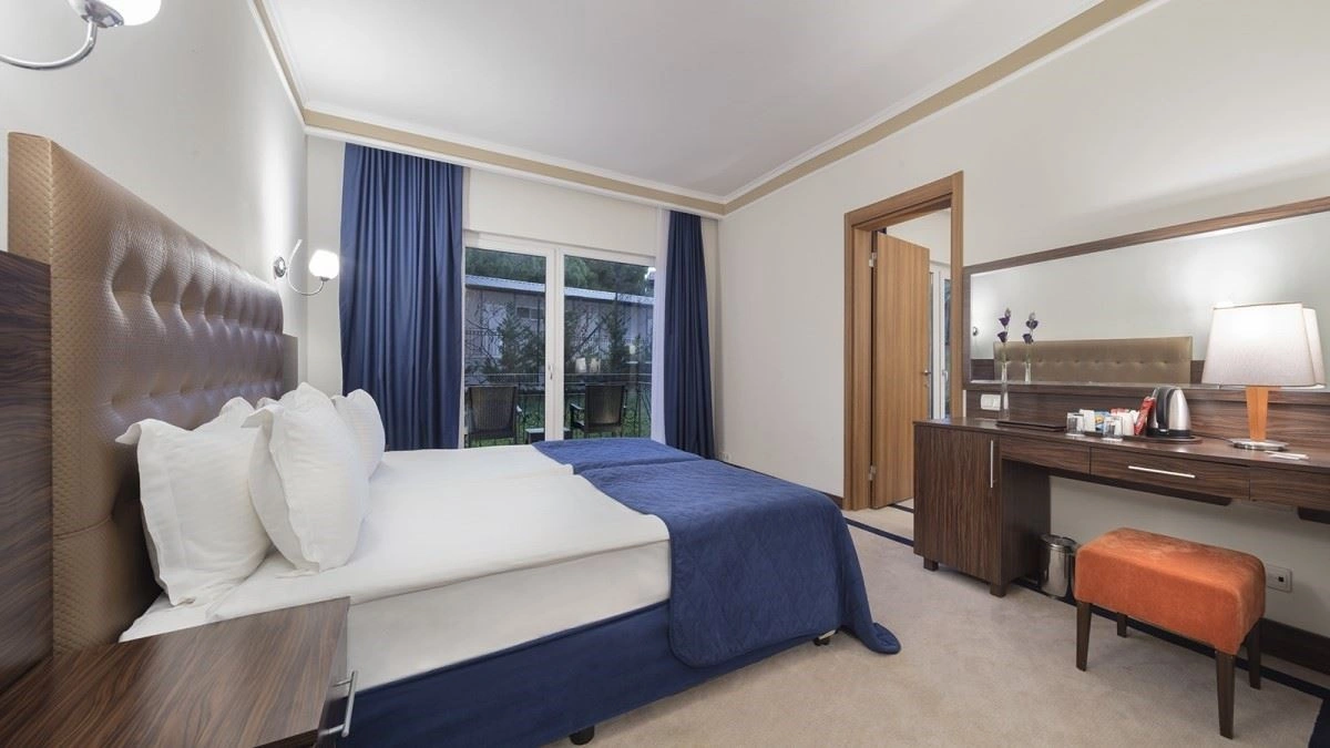 rooms-club-family-room-1-bathroom