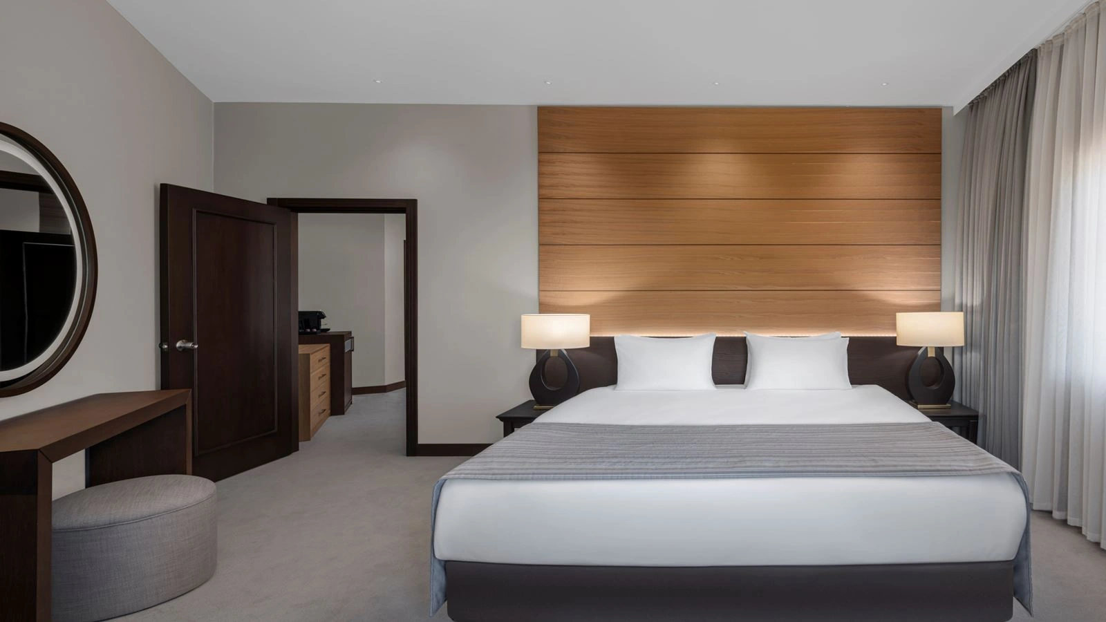 rooms-rose-king-suit