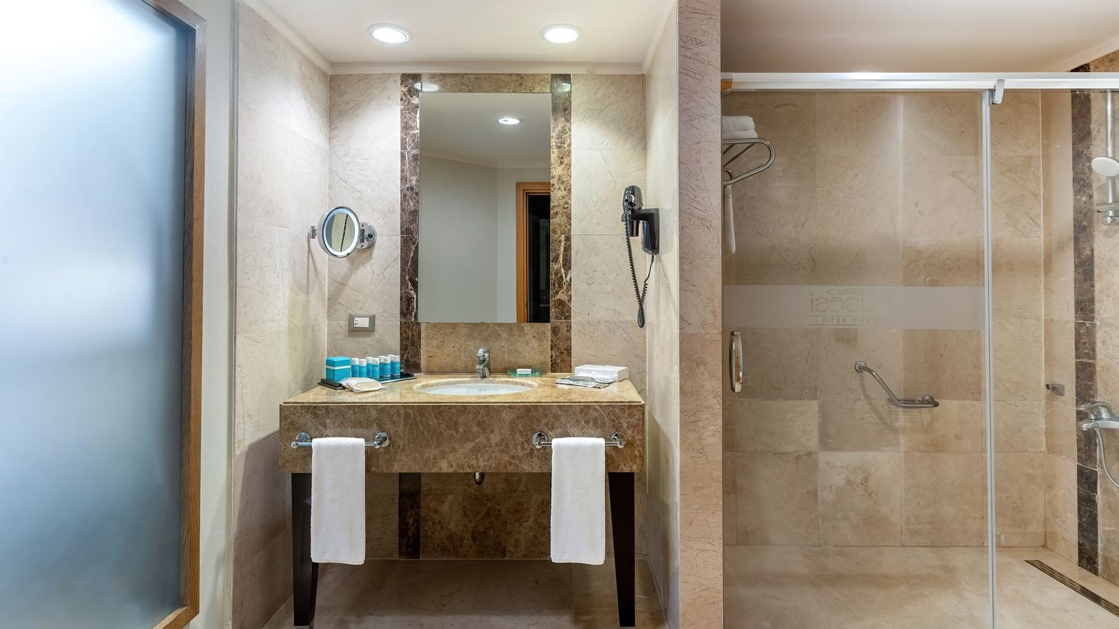 rooms-deluxe-superior-room-pool-acces