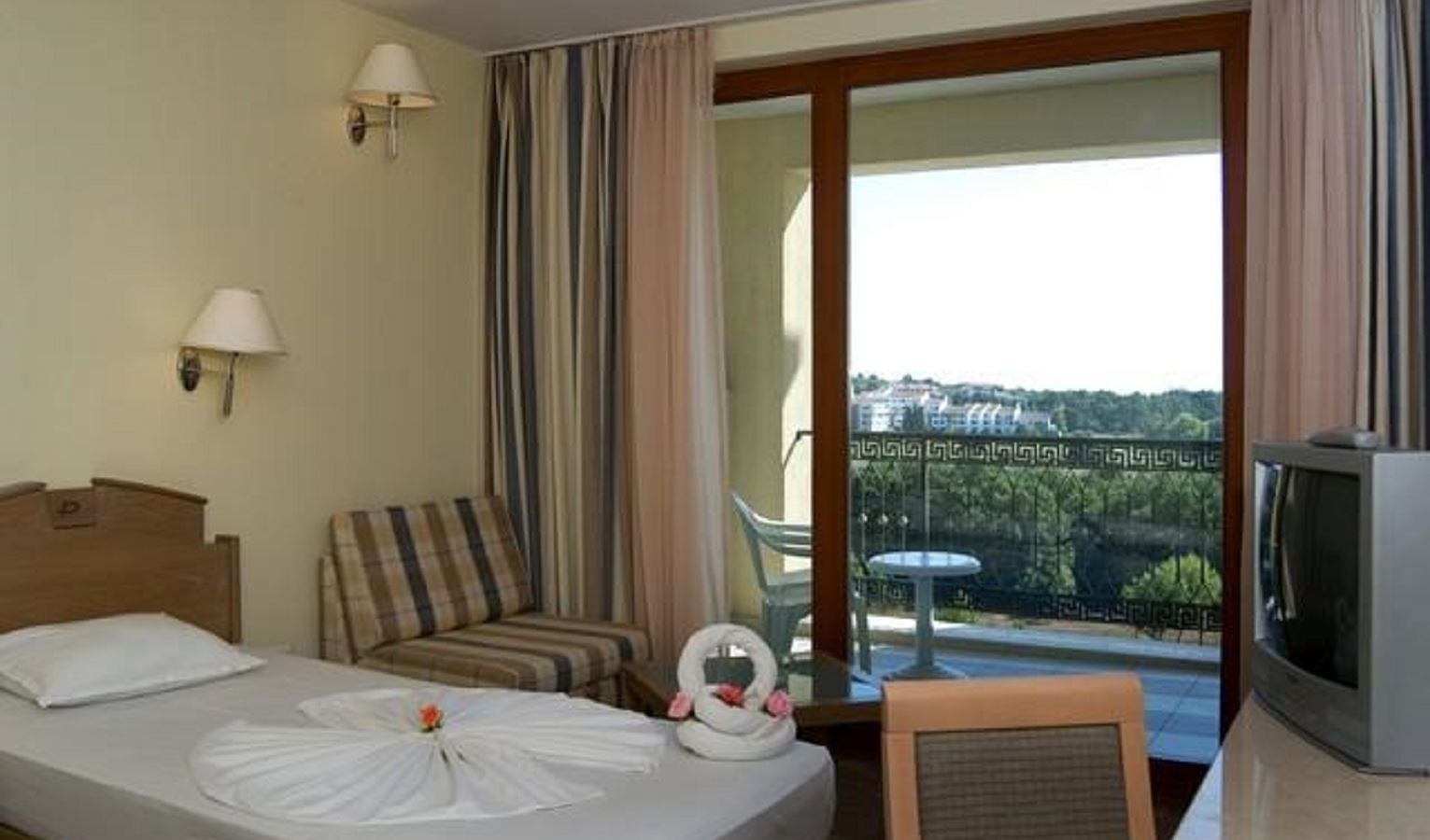 rooms-standard-room-lateralseaview-balcony-or-terrace