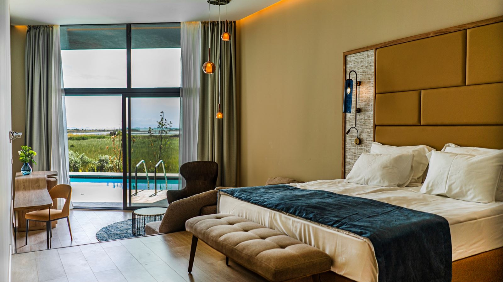 rooms-double-standard-room-swimup-pool-terrace