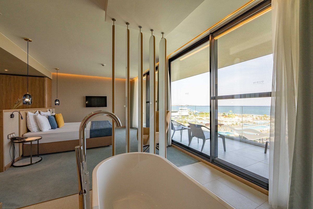 rooms-signature-room-seafront-balcony