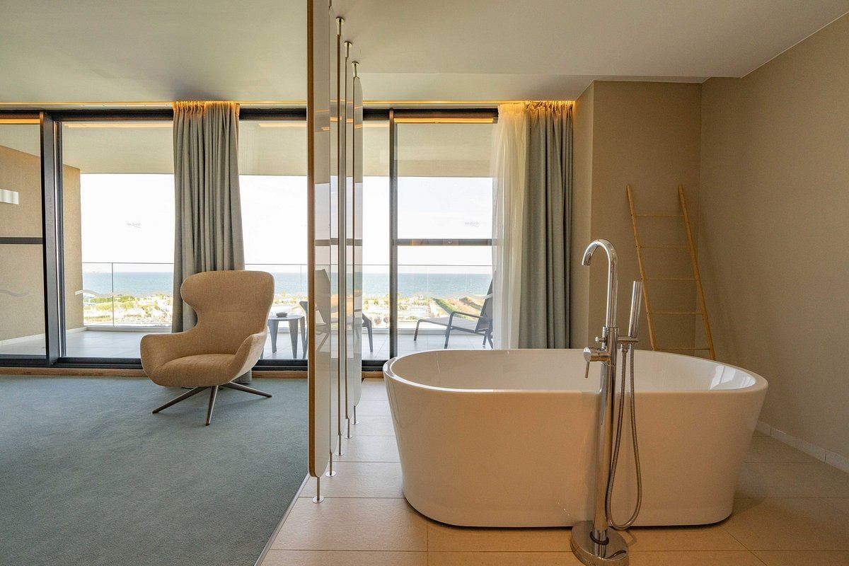 rooms-signature-room-seafront-balcony