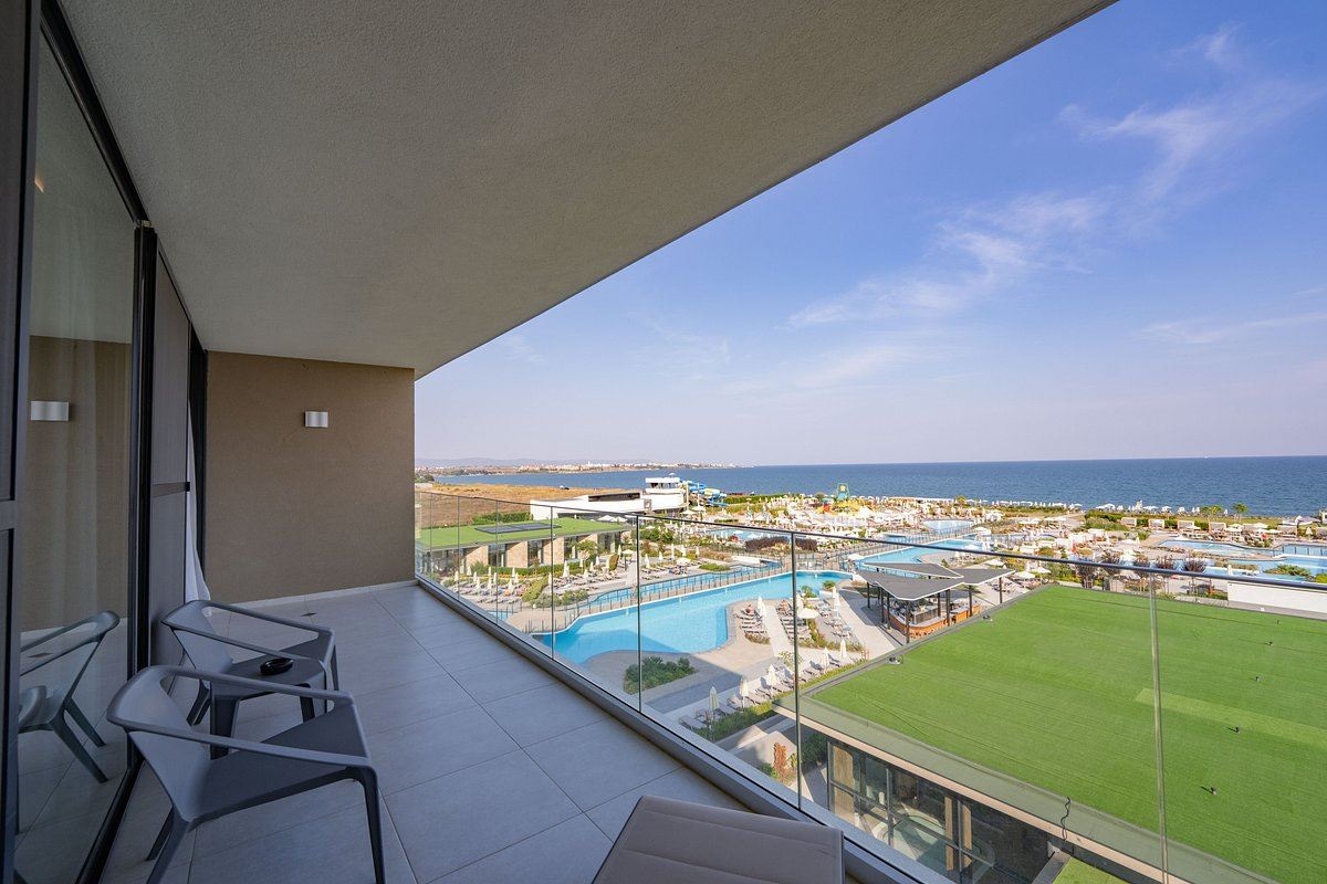 rooms-signature-room-seafront-balcony