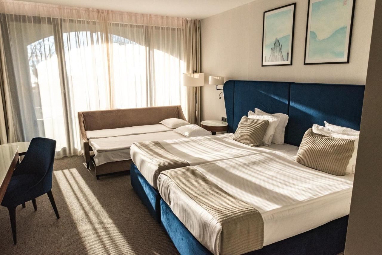 rooms-standard-room-poolview-balcony-or-terrace